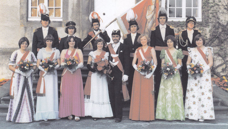 Datei:Hofstaat-johannes-1976.jpg